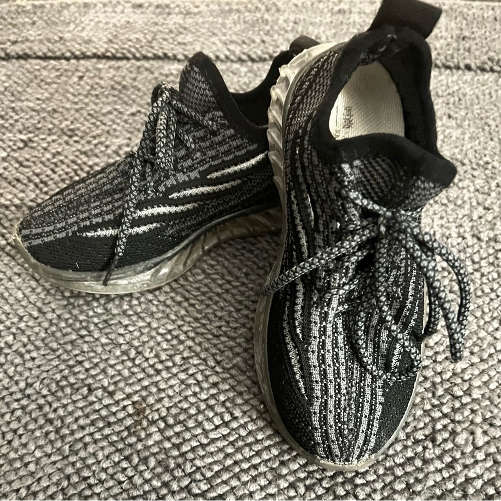 BRAND UNKNOWN, VERY NICE, LIGHTWEIGHT, SIZE 29 ( Size 12 in US) KIDS SHOES